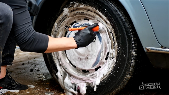 世界一汚いロールス・ロイスを掃除する動画