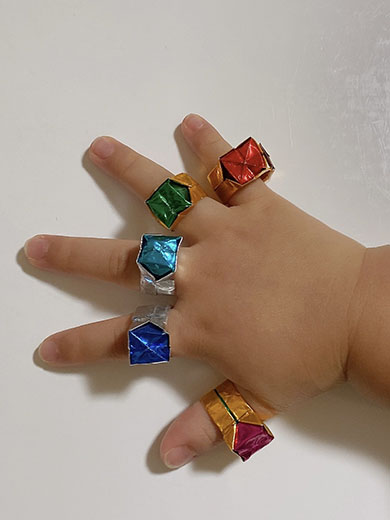 5本の指に指輪をはめた2歳児