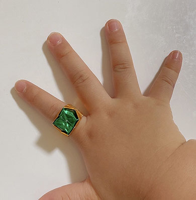 緑の指輪をはめた2歳児