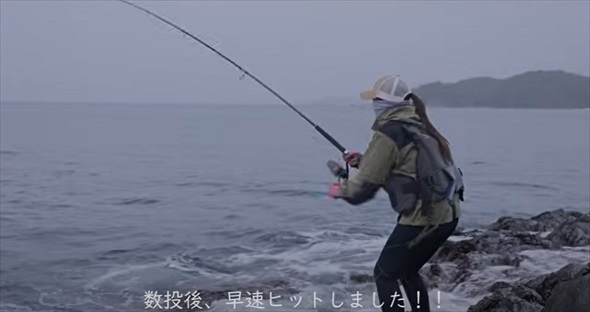 大雨の中、ずぶぬれで釣りをしていたら