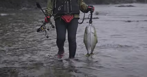 大雨の中、ずぶぬれで釣りをしていたら
