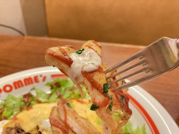 蒸し鶏もスパイスが効いており、チーズとの相性抜群