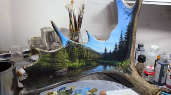 ヘラジカの角に絵を描く