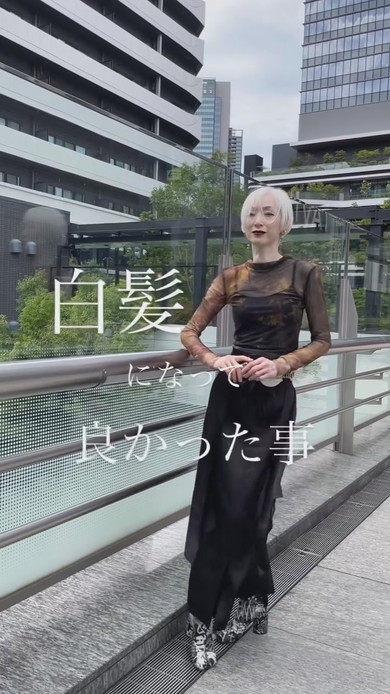 ホワイトヘアの女性が語っている動画