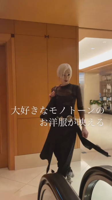 ホワイトヘアの女性が語っている動画