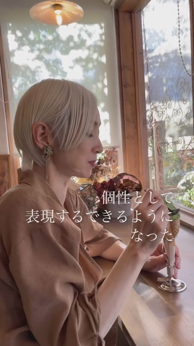 ホワイトヘアの女性が語っている動画