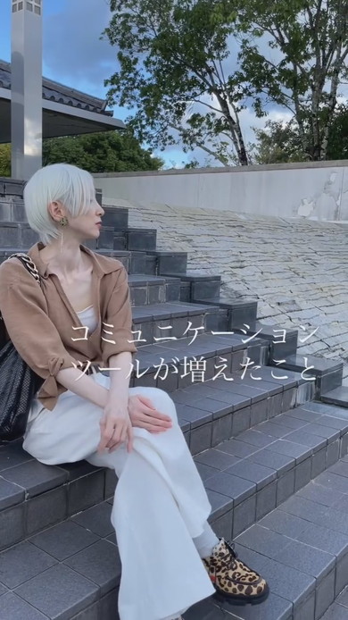 ホワイトヘアの女性が語っている動画