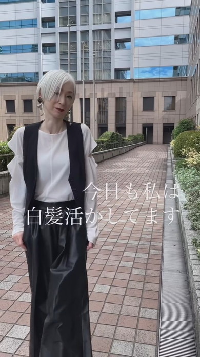 ホワイトヘアの女性が語っている動画