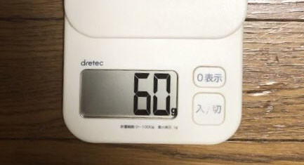 体重測定中のハムスター