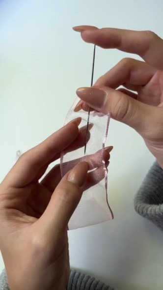 リボンに針を刺す