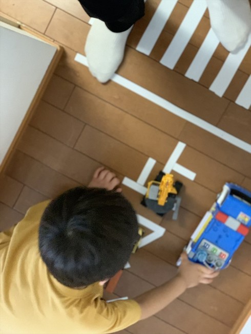 自宅の廊下にビニールテープで作った止マレサイン