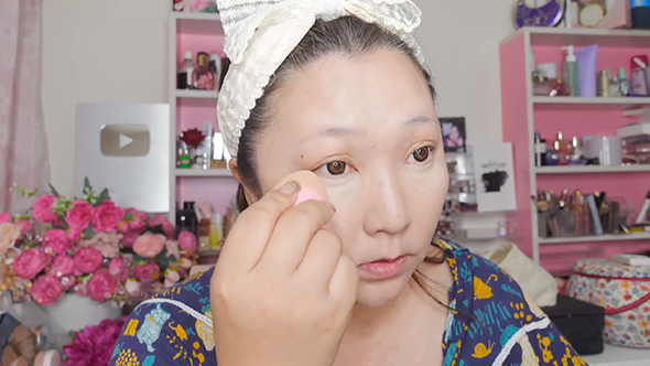 40代の女性がプチプラコスメでメイク