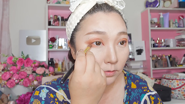 40代の女性がプチプラコスメでメイク