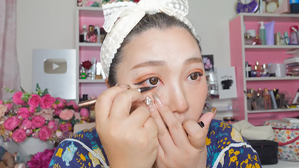 40代の女性がプチプラコスメでメイク