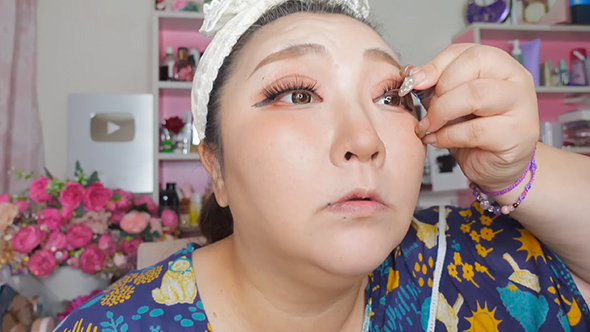 40代の女性がプチプラコスメでメイク