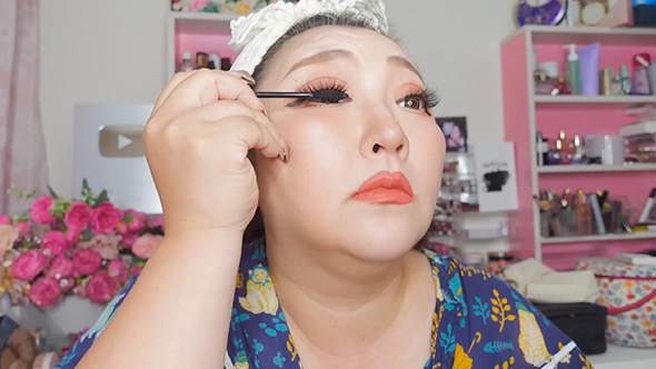 40代の女性がプチプラコスメでメイク