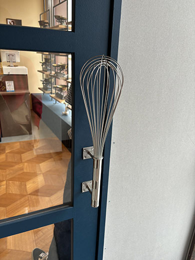 泡立て器が取っ手になった扉