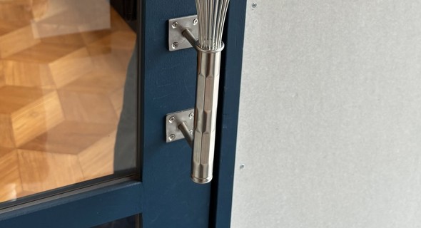 泡立て器が取っ手になった扉