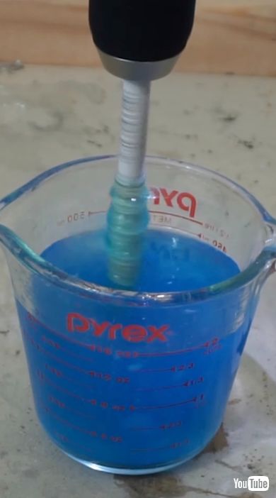 勝手に注がれる液体