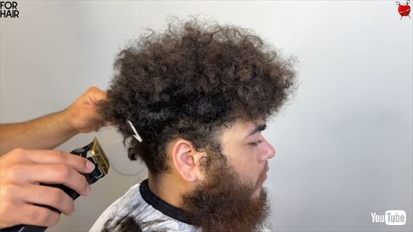 髪とひげがめっちゃ伸びた人のカット