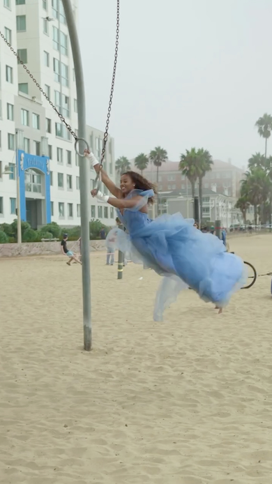 ドレス姿でつり輪する女性