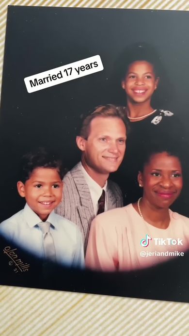 周囲からおかしいと言われた夫婦の結婚17周年の記念写真