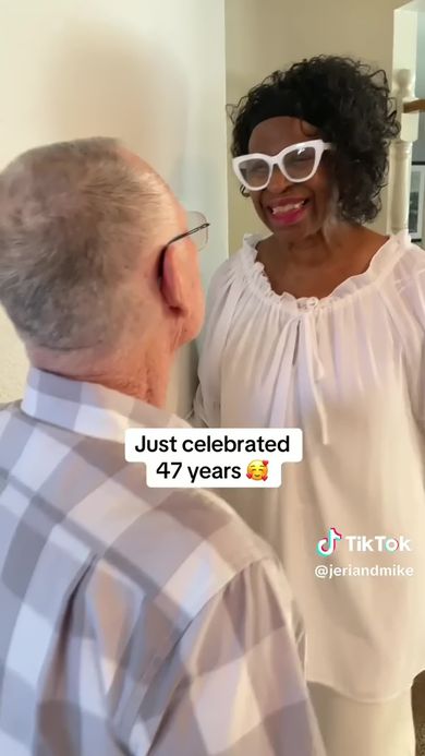 周囲からおかしいと言われた夫婦が結婚47周年を祝う様子