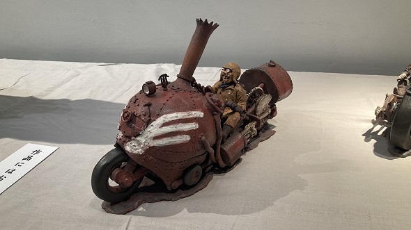 中3のときの担任が退職後に作った陶製のバイクとバイク乗り