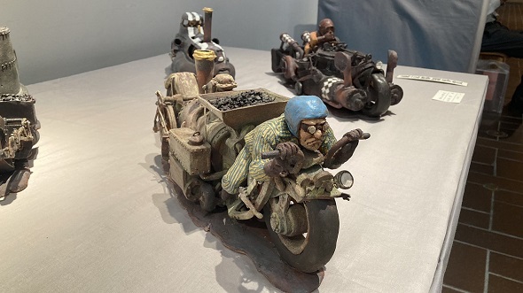 中3のときの担任が退職後に作った陶製のバイクとバイク乗り