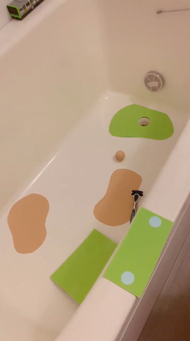 木製のボールがコースを転がる