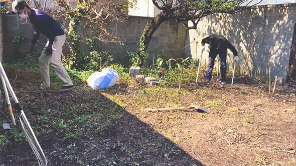 作業中の男性2人