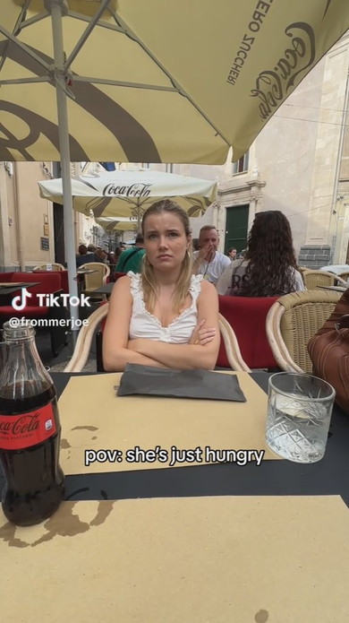 不機嫌そうな女性