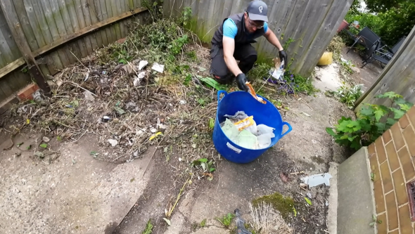 庭に伸びきった雑草を除去する