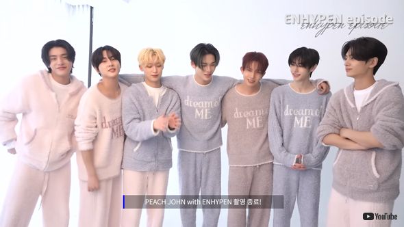 PEACHJOHNの撮影をするENHYPEN