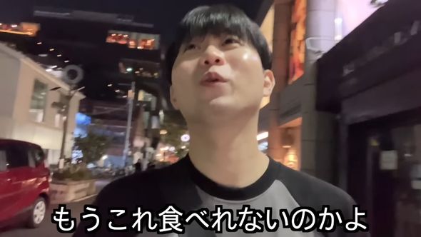 何度も通った店のたこ焼きが食べられなくなることを惜しむ韓国人男性