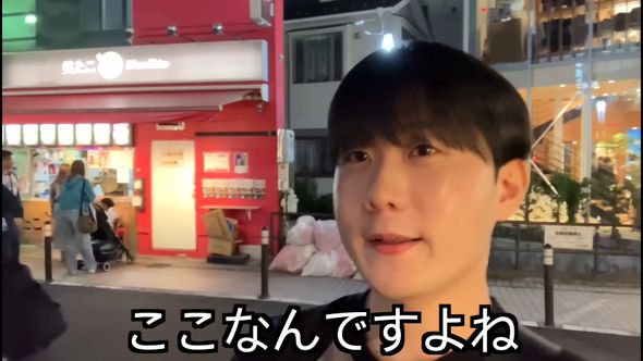 自分が好きなたこ焼きの店を紹介する韓国人男性