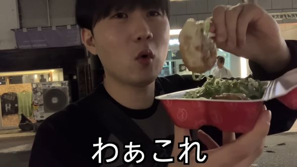 柔らかい日本のたこ焼きに興奮する韓国人男性
