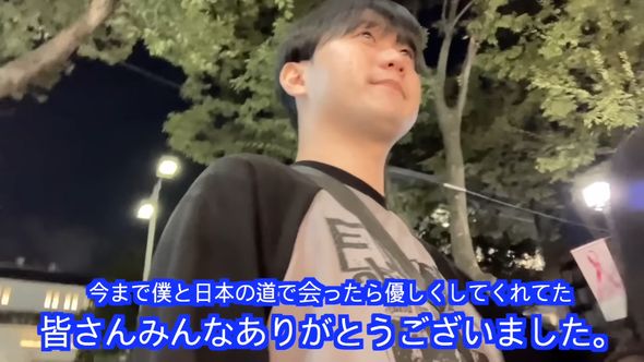 街中で出会った自身のファンと交流する韓国人男性