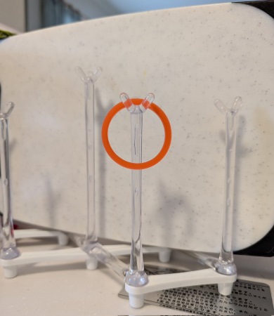 洗って干されている水筒のパッキン