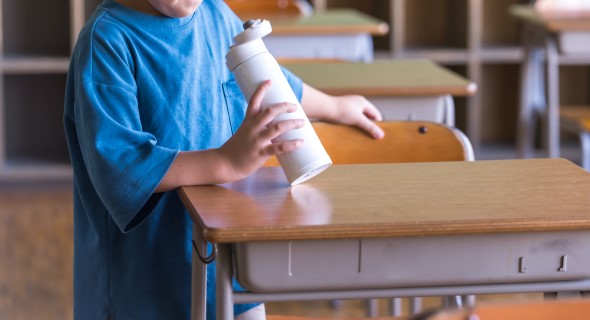 水筒を持つ子ども