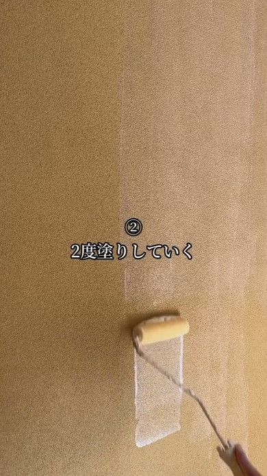 和室の壁にアクドメールを塗る男性