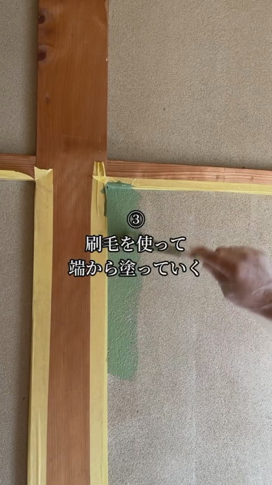 和室の壁に珪藻土を塗る男性
