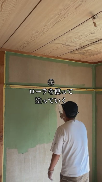 和室の壁に珪藻土を塗る男性
