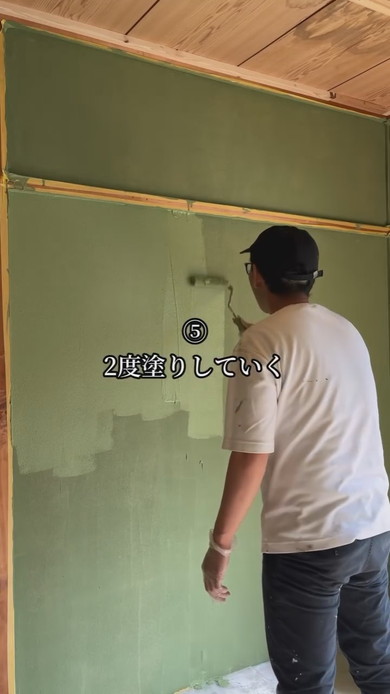 和室の壁に珪藻土を塗る男性