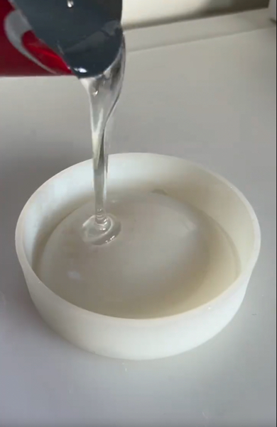 シリコンモールドにレジン液を流し込みます