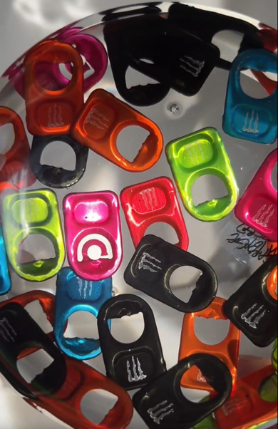 ブルーやピンクなど色とりどり