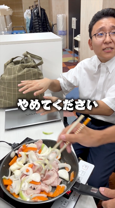 デスクで焼きそばを作られるフジテレビの上垣皓太朗アナウンサー