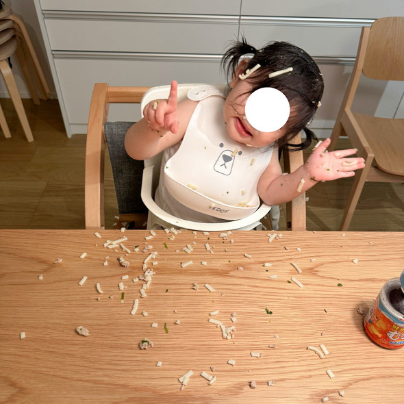 うどんを散乱させた娘