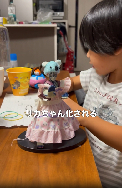 後ろでは猗窩座をさらにかわいくしようとする娘ちゃんの姿が