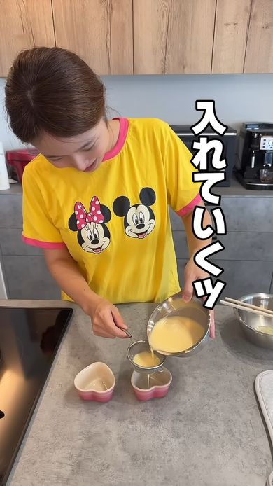 こしながらプリンの器へ材料を注ぎ込む